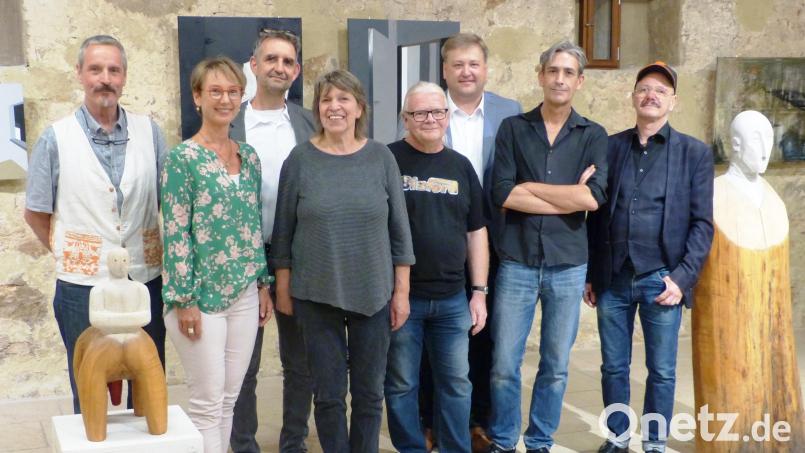 Magnus Bauer, Helga Zellner, Cliff Rüdinger-Härlin, Hilde Forst, Stefan Stock, Bürgermeister Stefan Braun, Marcus Trepesch und Christoph N. Fuhrer (von links) eröffneten die Kastler Kunstausstellung im Steinstadel. Bild: jp