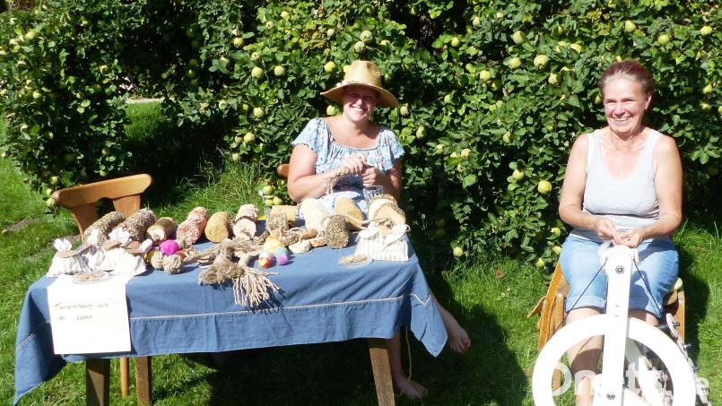 Beim Kastler Museumsfest präsentierte Kathrin Götz ( links) ihr aus Naturmaterialien gefertigtes Tierspielzeug. Claudia Fehringer führte vor, wie Papierfasern zu einem Faden versponnen werden. Bild: jp