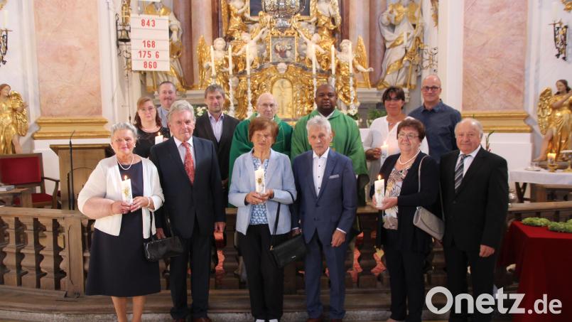 Die Jubel-Hochzeitspaare in der Pfarrkirche Münchenreuth: In der vorderen Reihe (von links) Elisabeth und Johann Fuhrmann (60 Jahre), Margarete und Heinrich Fuhrmann (65 Jahre), Marianne und Josef Ernstberger (50 Jahre). Dahinter (von links) Sandra und Jörg Wifling (25 Jahre), P. Friedhelm Czinczoll und Pfarrvikar Gerald, Bettina und Markus Männer (25 Jahre). In der dritten Reihe Hans-Jürgen Heindl (25 Jahre), dessen Ehefrau zur Feier erkrankt war. Bild: Lukas Forster/exb