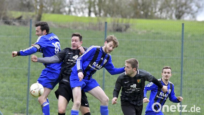 Im April 2022 standen sich der TuS Kastl (links Kapitän Johannes Kölbl) und die DJK Utzenhofen das letzte Mal in einem Punktspiel gegenüber. Derbysieger damals war die DJK Utzenhofen. Archivbild: Hubert Ziegler