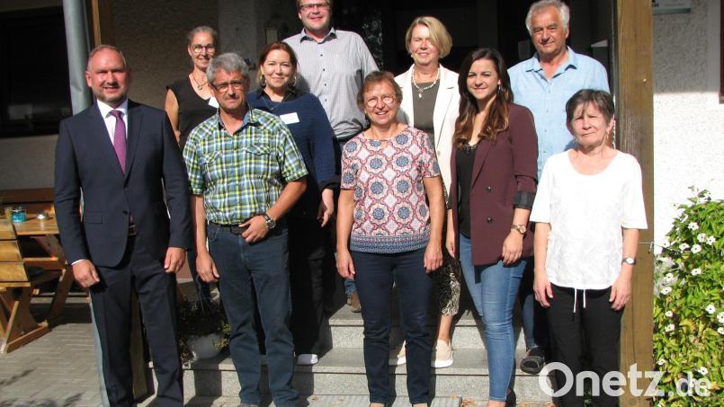 Bei den Neuwahlen der Selbsthilfe werden Zweiter Vorsitzender Thomas Magerl (Dritter von links) und Schriftführerin Monika Puff (Mitte) in ihren Ämtern bestätigt. Neue Beisitzerin ist Stephanie Sperl (Dritte von rechts) als Beisitzer. Bild: knh