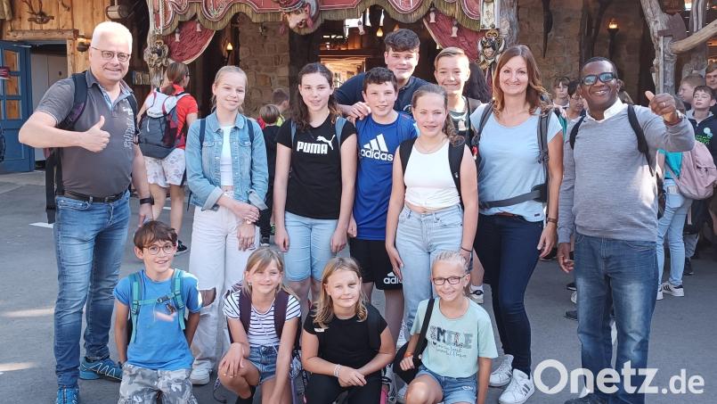 Der neue Pfarrvikar Linus (rechts), der gerade erst vor ein paar Tagen ins Immenreuther Pfarrhaus eingezogen ist, nutzte die Gelegenheit, die Ministranten besser kennenzulernen. Er hatte sichtlich viel Spaß zusammen mit den Kindern und Jugendlichen. Bild: exb