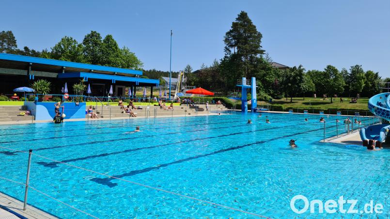 Noch hat das Waldbad in Grafenwöhr sein bekanntes Fliesenbecken. Wann das moderne Edelstahlbecken kommen soll, ist noch offen. Bild: sne