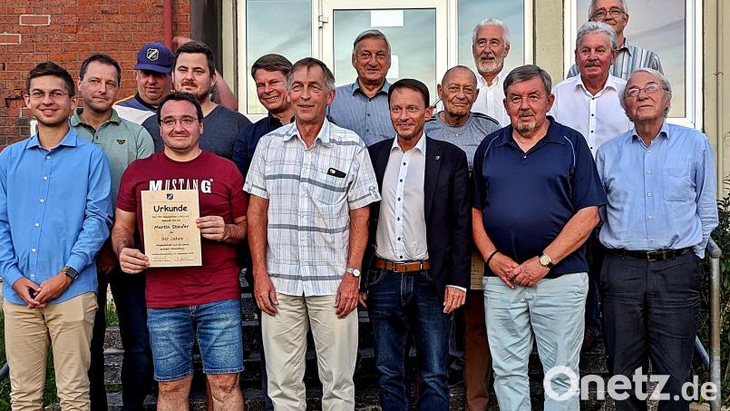 Die neue Vorstandschaft mit den Geehrten des TSV Neunkirchen. Neuer Vorsitzender ist Thomas Dendorfer (1. Reihe, Vierter von rechts). Nach 25 Jahren scheidet als Vorsitzender Edmund Geber (Zweiter von rechts) aus. Bild: R. Kreuzer