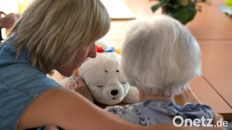 Nicht nur pflegebedürftige Menschen benötigen Hilfe, sondern auch ihre Angehörigen wissen manchmal nicht weiter. In Weiden gibt es nun eine neue Selbsthilfegruppe für Angehörige von Demenzkranken. Symbolbild: David Hecker / dpa
