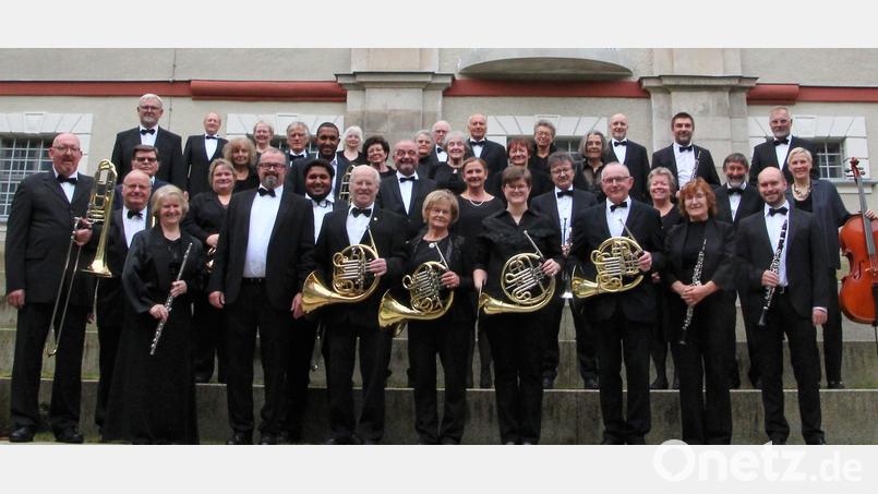 Das Neustädter Salonorchester feiert 30-jähriges Bestehen. Deshalb laden die Musikerinnen und Musiker zum Jubiläums-Silvesterkonzert mit Melodien von Johann Strauß in die Stadthalle ein. Bild: Nicolaus Dick