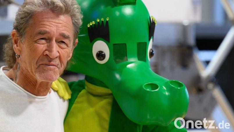 Sänger Peter Maffay neben dem Drachen Tabaluga. Beide kommen am Dienstag, 26. September, nach Tirschenreuth Archivbild: Robert Michael/dpa