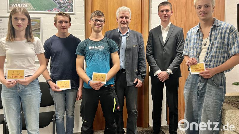 Die besten Flosser Schüler des Entlassjahrgangs 2023 mit Bürgermeister Robert Lindner: Thea Kraus, Simon Hirmer, Ludwig Helgert, Simon Mark und Konrad Ermer (von links). Bild: Eichl