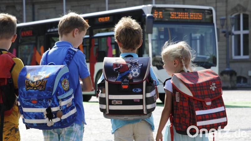 Der Fuß eines achtjährigen Jungen wurde von einem Schulbus überrollt. Symbolbild: Franziska Kraufmann/dpa