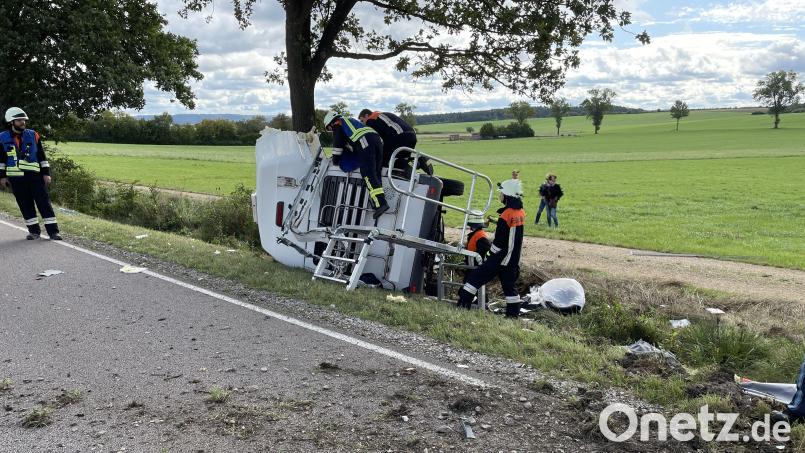 Das Wohnmobil krachte gegen einen Baum, am Unfallort liegen weitverstreut Trümmer: Der Fahrer stieg nahezu unverletzt aus dem völlig zerstörten Gefährt. Bild: Polizeiinspektion Neumarkt i.d.Opf.