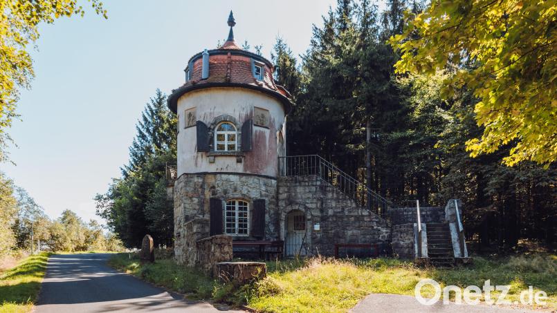 Der Grenzlandturm bei Bärnau liegt an der Landesgrenze zu Tschechien, etwa 800 Meter über dem Meeresspiegel. Erbaut wurde er 1913. 2009 kaufte die Stadt Bärnau das markante Wahrzeichen. Bald soll das Einzeldenkmal saniert werden. Bild: Susanne Forster
