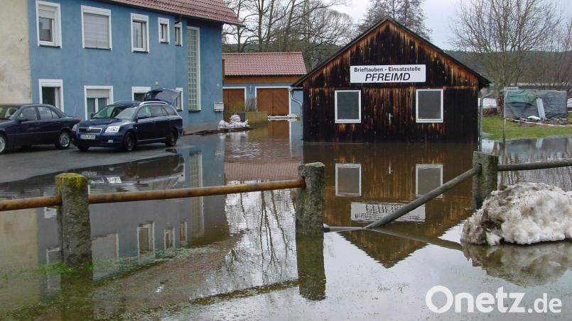 Das Hochwasser am Hofwehr in Pfreimd 2011 war weit von den Pegeln eines &quot;100-jährigen&quot; Ereignisses entfernt. Dann würde, nach Angaben im &quot;Bayern-Atlas&quot;, das Wasser an dieser Stelle mindestens zwischen einem und zwei Meter hoch stehen. Archivbild: Hammer