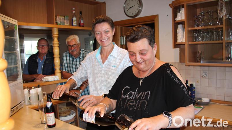 Liane Sollfrank (Zweite von rechts) betreibt ab Oktober das DJK-Sportheim gemeinsam mit Ehefrau Andrea (rechts). Vorsitzender Rupert Troppmann (Zweiter von links) und Dritter Vorsitzender Georg Bauer (links) schauen den beiden Damen beim Einschenken der ersten Biere über die Schulter. Bild: prh