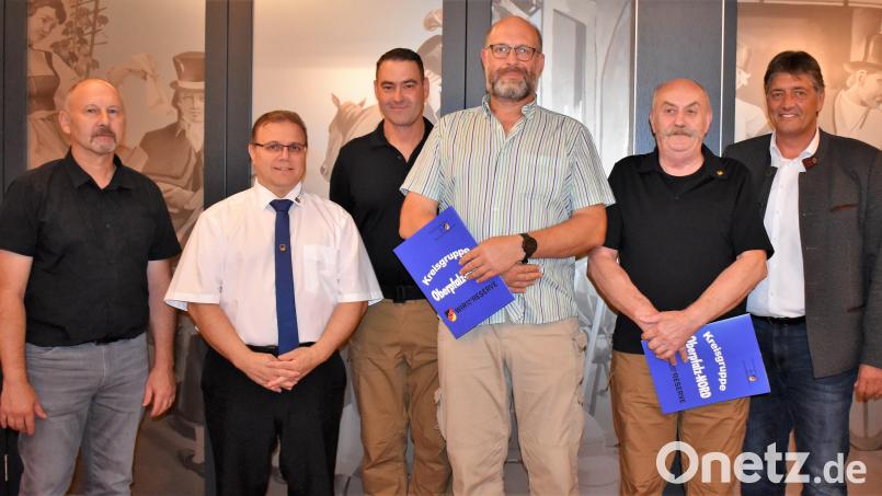 Wolfgang Nastoll (Zweiter von rechts) und Harry Kordesch (Dritter von rechts) werden für ihre Treue zur Reservistenkameradschaft geehrt. Bild: rgr