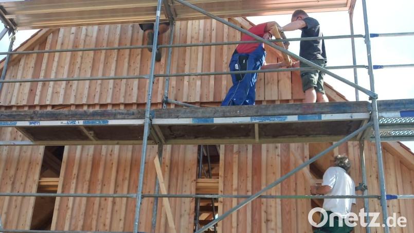 Das Verschlagen des Dorfstadels war eine der vielen Aufgaben, die engagierte Thansteiner übernommen haben. Bild: Mühlbauer/exb