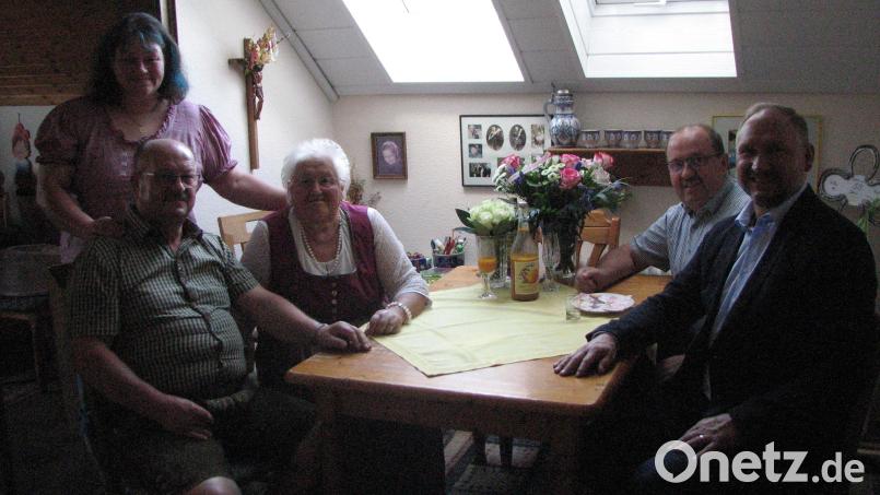 Im Kreise ihrer Lieben feiern Erika und Karl-Heinz Kuschidlo (Dritte und Zweiter von links) ihr 50-jähriges Ehejubiläum. Bürgermeister Richard Kammerer (rechts) überbringt Glückwünsche. Bild: knh