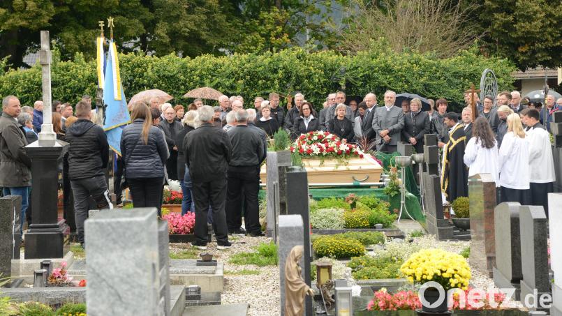Eine große Trauergemeinde begleitet Erika Weig auf ihrem letzten Weg. Bild: bey