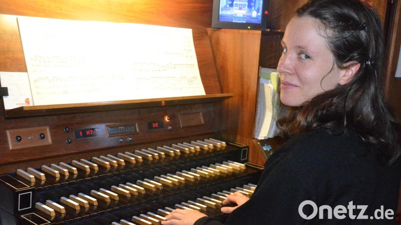 Anna-Magdalena Bukreev spielt an der Eisenbarthorgel von St. Josef. in Weiden. Bild: Kunz