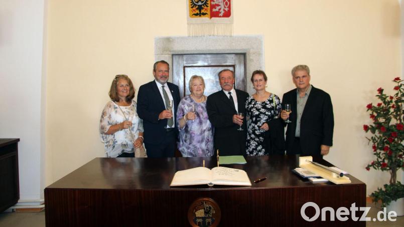 Petra und Frank Zeitler(links) und Jana Holeckova und Josef Holecek (rechts) freuen sich mit Edeltraud und Josef Götz über die Ernennung von Götz zum Ehrenbürger von Horsovsky Tyn. Bild: Marko Pammer/exb