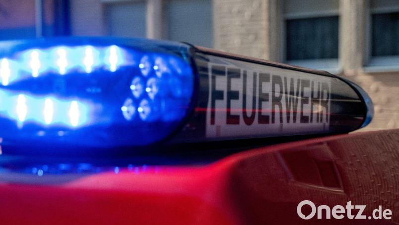 Feuerwehrmänner und -frauen mussten am Samstag einen Brand in Kümmersbruck löschen. Bild: Pia Bayer/dpa/Symbolbild
