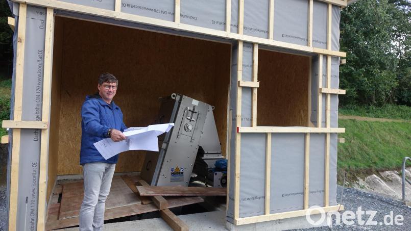 Bürgermeister Gerald Reiter steht vor der Einhausung zum Zulauf und Rechen in der neuen Kläranlage. Bild: mmj