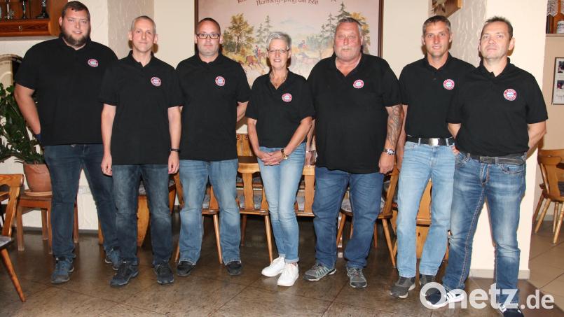 Peter Meyer (Dritter von rechts) steht weitere drei Jahre an der Spitze des FC-Bayern-Fanclubs. Bild: pi