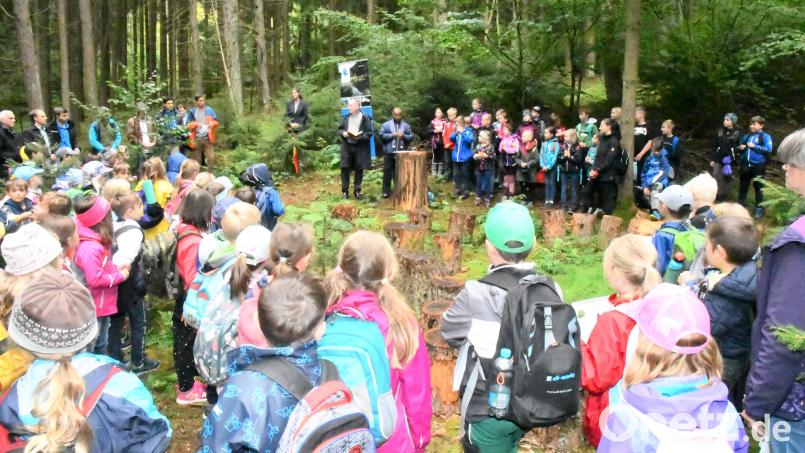Die Freudenberger Grundschüler bei der Einweihung ihres Waldklassenzimmers mit Rektorin Heidrun Leitz, Pfarrer Joachim Kölichen, Pfarrer Moses Gudapati (Mitte, hinten von links). Bild: sche
