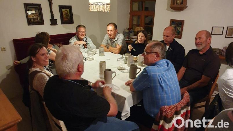 Zünftiger Kirchweihauftakt beim Taubnschuster. Bild: hev