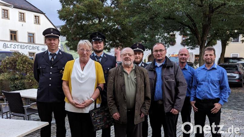 Viele Glückwünsche zum Geburtstag erhielt Gerhard Bock (Mitte) zum 75. Geburtstag. Im Bild: (von links) Vorstand Christian Weigl, Ehefrau Waltraud Bock, Vorstand Thomas Grillmeier, Jubilar Günter Bock, Kommandant Manuel Gleißner, Siedlerbund Vorstand Andreas Benesch, Thomas Friedrich, Wolfgang Weber. Bild: Feuerwehr Hermannsreuth/exb
