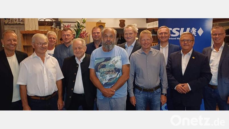 Die CSU Massenricht hat beim politischen Abend langjährige Mitglieder geehrt (von links): Landtagskandidat Thomas Bärthlein, Wilhelm Fick, Reinhold Wisgickl, Martin Wisgickl, Hermann Frieser, Martin Fellner, Herbert Rauch, Ortsvorsitzender Josef Luber, Martin Rumpler, Kreisvorsitzender Harald Schwartz, Bezirksrat Martin Preuß und Bürgermeister Hermann Falk. Bild: u