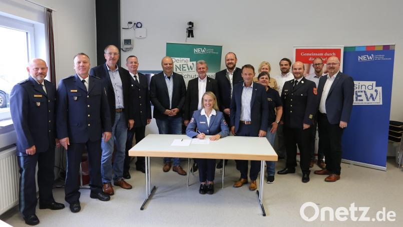 Gemeinsam wollen sie Betroffenen und Rettungskräften nach Katastrophen beistehen und unterzeichnen dazu eine Vereinbarung zur &quot;Arbeitsgemeinschaft Psychosoziale Notfallversorgung&quot;: Vertreter von Stadt und Landkreis, Maltesern, Polizei, Feuerwehr, Kirche und Zweckverband. Bild: Landratsamt Neustadt/Marcel Weidner/exb