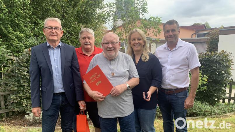 Der für 50 Jahre bei der SPD geehrte Hubert Söllner (vorne Mitte) im Kreise seiner Gratulanten, Ortsvereinsvorsitzender Georg Söldner, Vorstandsmitglied Josef Spies (von links), Uwe Bergmann und Simone Böhm-Donhauser (von rechts). Bild: Evi Teich