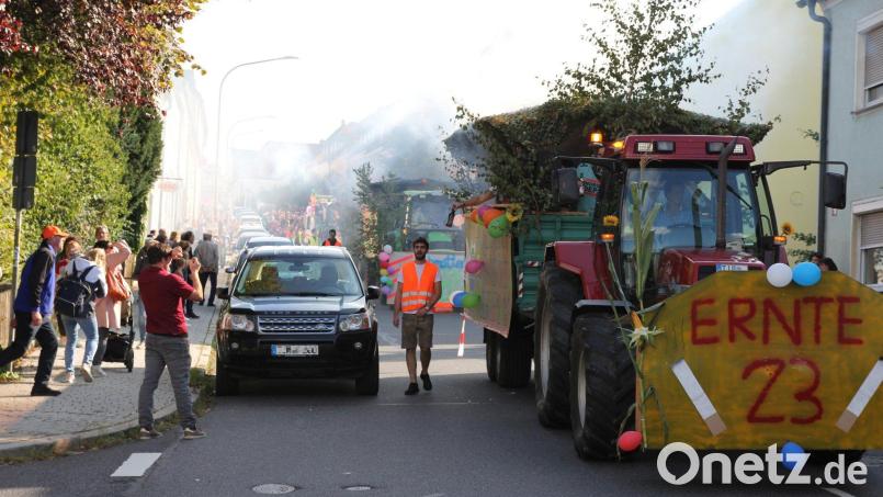 Der Kirwazug schlängelte sich durch die vollgeparkten Straßen, wie hier am Kaiserberg. Bild: fks