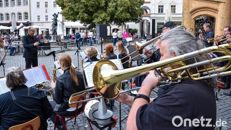 Musik lag am Sonntag in der in der Luft. Bei der Luftklangmeile traten verschiedenen Stellen in der Stadt Gruppen und Orchester auf. Die Big Band des Bezirks Oberpfalz spielte auf Marktplatz. Bild: Stephan Huber