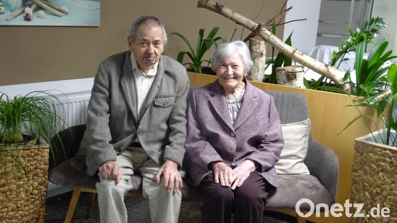 Sie sind seit 70 Jahren verheiratet. Im Caritas-Haus St. Barbara feierten Anna und Schorsch Honig Gnadenhochzeit im Kreise ihrer Familie. Bild: R. Honig