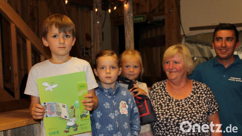 Die Gewinner (von links) Toni Roth 1. Preis, Anita Schubert 2. Preis, Helene Übler 3. Preis mit ihrer Mama sowie Dorfsprecher Johannes Franz nach der Preisverteilung. Bild: sis
