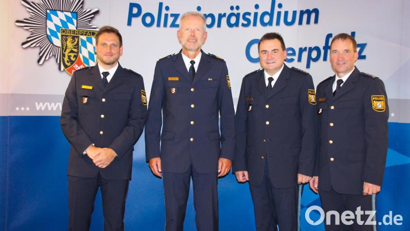 Polizeipräsident Thomas Schöniger (Zweiter von links) führte Hauptkommissar Franz Wenig (Dritter von links) ins Amt ein und verabschiedete Kriminalhauptkommissar Sebastian Lintl (links) und Ersten Polizeihauptkommissar Heiko Sedelmaier (rechts) aus Burglengenfeld. Bild: PP Oberpfalz/Baumer/exb