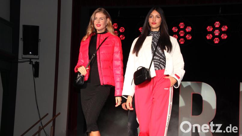 Bei der Freizeitkleidung ist in diesem Herbst vieles möglich. So präsentieren zwei Models bequeme Hosen und Röcke mit lockeren Jacken, wobei ein Kleidungsstück immer mit einer knalligen Farbe herausstach. Bild: kro