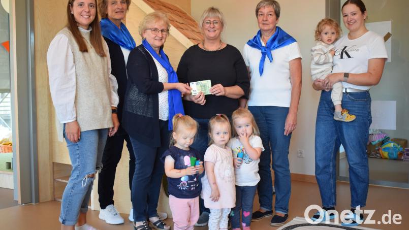 Der Frauenbund Trausnitz unterstützt mit einer Spende von 200 Euro die neue Kinderkrippe und den Hort.
Vorsitzende Maria Müller (Dritte von links) übergibt den Betrag der Kindergartenleiterin Sabine Maderer (Dritte von rechts) Bild: Braun/exb