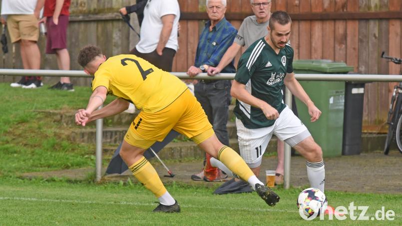 Marco Kießling (rechts, Szene aus dem Spiel gegen die SpVgg Bayreuth II), der Torjäger des SV Mitterteich, erzielt das 1:1 gegen Katschenreuth. Archivbild: gb
