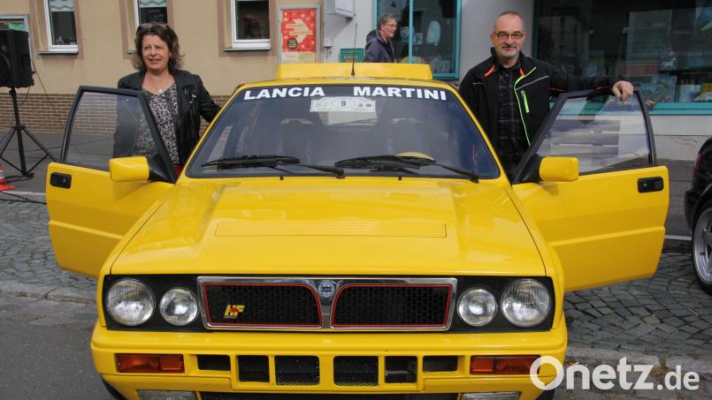 Evi Beer und Michael Zuber mit ihrem knallgelben Lancia Delta Integrale. Bild: kro