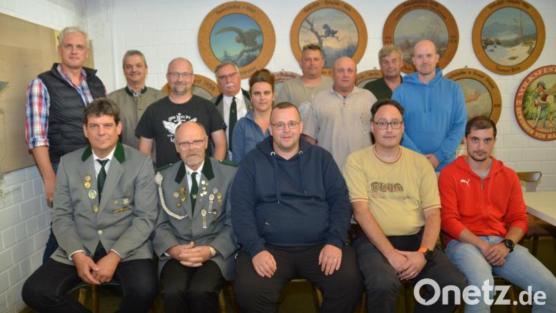 Schützenmeister Robert Diermeier und dessen Stellvertreter Günter Knechtel (sitzend, von links) bringen mit ihrem Team die Schützengesellschaft wieder ins Lot. Schriftführer ist Christian Held (sitzend, Dritter von links), Kassier Markus Zwerenz (sitzend, Zweiter von rechts) und Sportleiter Andreas Lang (sitzend, rechts). Bild: dob