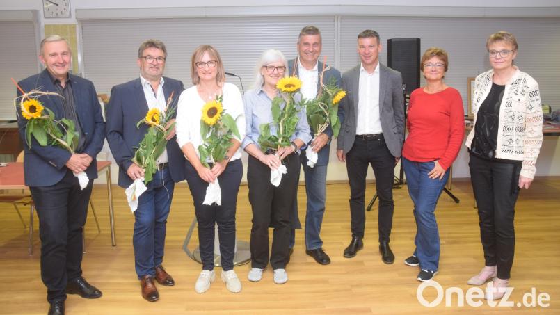Der neu gewählte Aufsichtsrat (von links): Helmut Brandl, Dieter Wettinger, Birgit Reil, Daisy Brenner, Hohlrüther, dazu der Vorstand mit Christian Stadler, Brigitte Krause und Claudia Prommersberger. Bild: fz