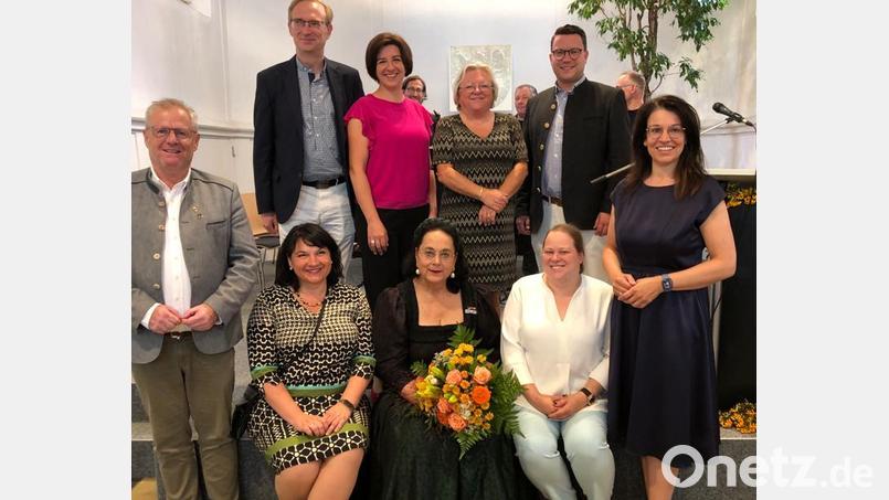 Oberbürgermeister Andreas Feller (vorne, von links), FU-Bezirksvorsitzende Barbara Gerl, Festrednerin Dr. Sissy Thammer, Kreisvorsitzende Jenny Lehmer, MdB Martina Englhardt-Kopf sowie Alexander Flierl (hinten. von links), Kreisbäurin Sabine Schindler, Ortsvorsitzende Sonja Dietl und Matthias Meier
feierten mit der FU Jubiläum. Bild: Schönhammer/exb