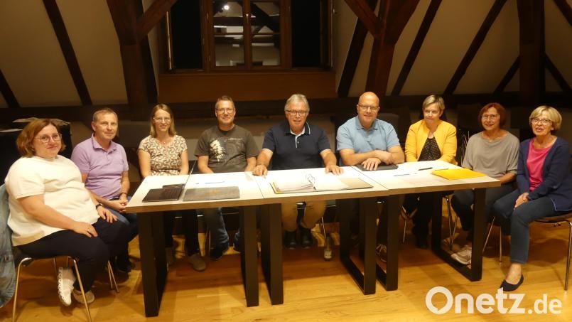 Georg Bayerl und Walter Thurn (Fünfter und Vierter von rechts) stehen weiterhin an der Spitze des Fördervereins der Eschenbacher Musikschule. Bild: rn