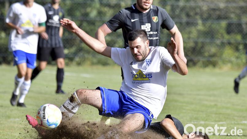 Heiß herging es teilweise im Kreisliga-Derby zwischen Kastl und Utzenhofen – das bekam in dieser Szene sogar der Rasen mit, als der Utzenhofener Fabian Hiereth (rechts) den Kastler Michael Kölbl abgrätschte. Bild: Hubert Ziegler