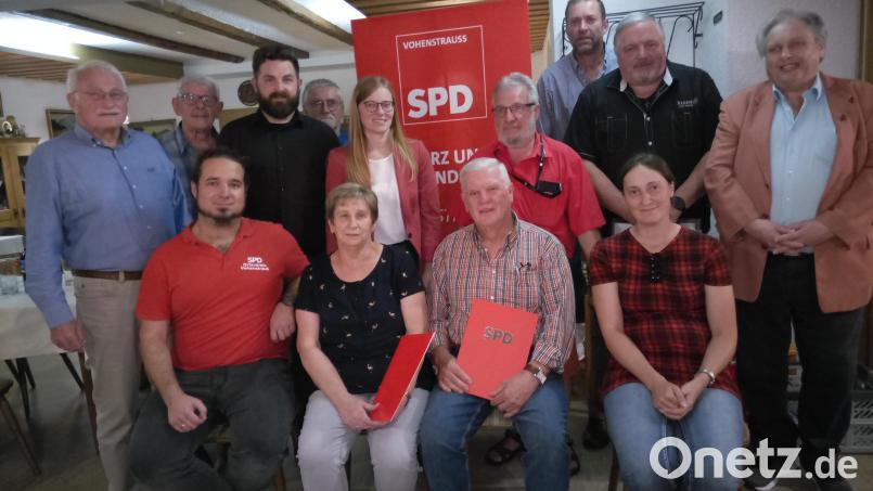 Hans Karl (rechts) übernimmt als Vorsitzender den SPD-Ortsverein Vohenstrauß. Manuel Dippold (sitzend, links) wechselt auf den Stellvertreterposten. Die Eheleute Barbara und Günter Pschibl (vorne, Mitte) werden für 35 und 46 Jahre Treue zur SPD ausgezeichnet. Bild: dob