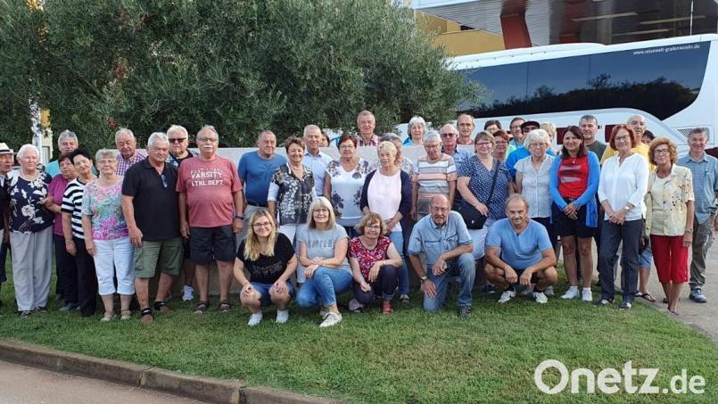 Erlebnisreiche und erholsame Tage haben die CSU-Reisefreunde auf ihrer Fünftage-Fahrt nach Istrien. Ortsvorsitzende (vorne, knieend zweite von links) dankt den Organisatoren für die schöne Fahrt. Bild: mor