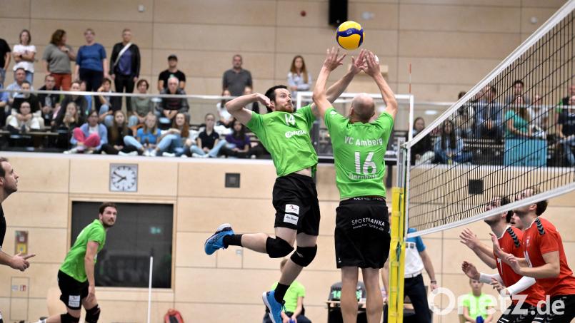 Milan Dörnhöfer (Nummer 16) vom VC Amberg stellt den Ball auf Lukas Schröder. Aus: VC DJK Amberg - MTV München 2:3. Bild: Hubert Ziegler