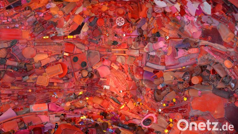 Bemerkenswert dieses Kunstwerk „Rotraum“, wo Treibgut und Kunststoff als Installation und alles in Rot zu bewundern sind. Bild: jr
